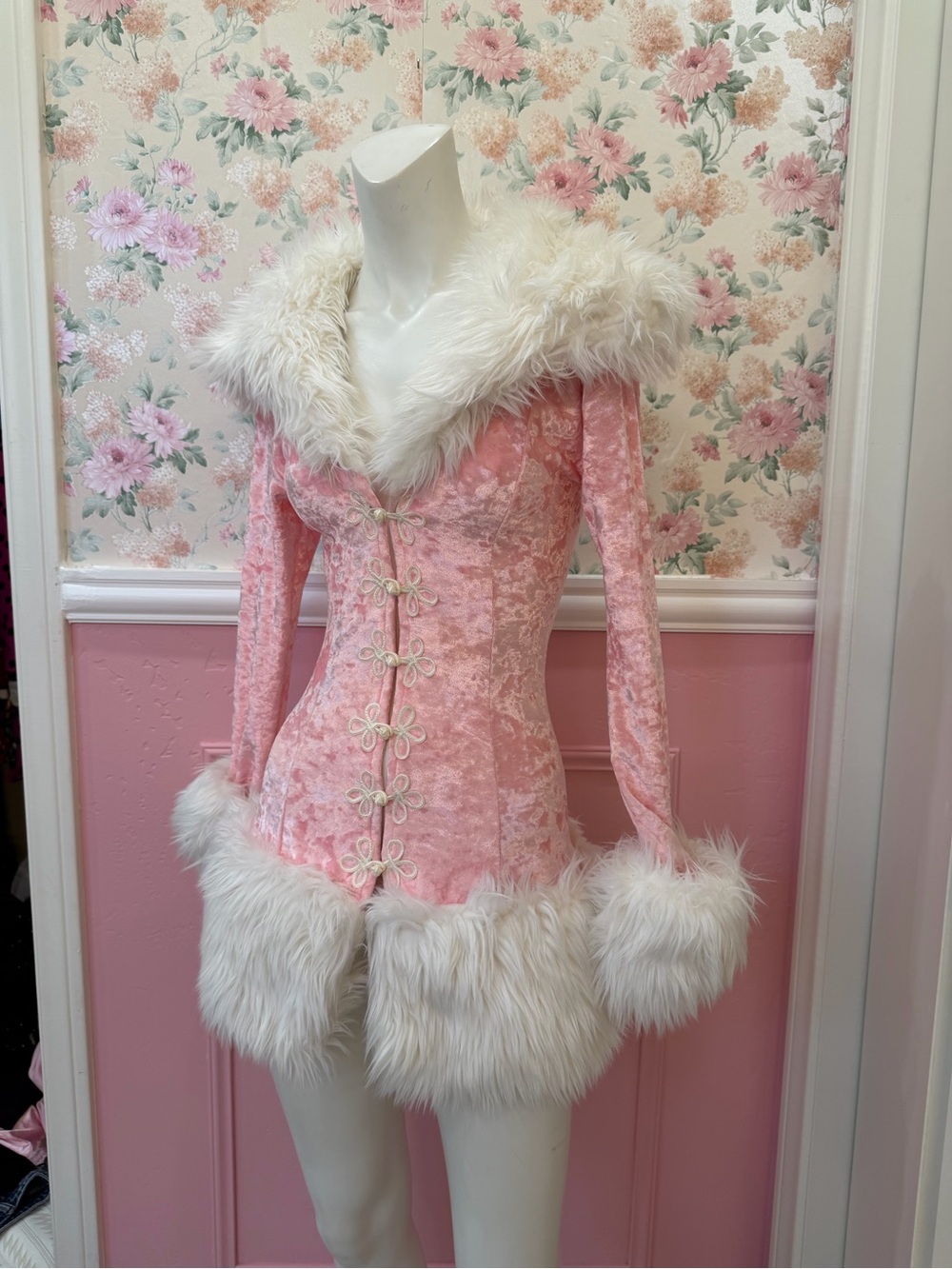 American Vintage Pink Crushed Velvet Mini Coat with Cream Faux-Fur Trim - Picture 3 of 6